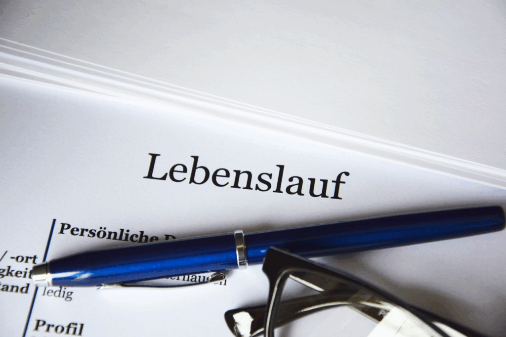 ChatGPT - Lebenslauf mit Brille und Kuli